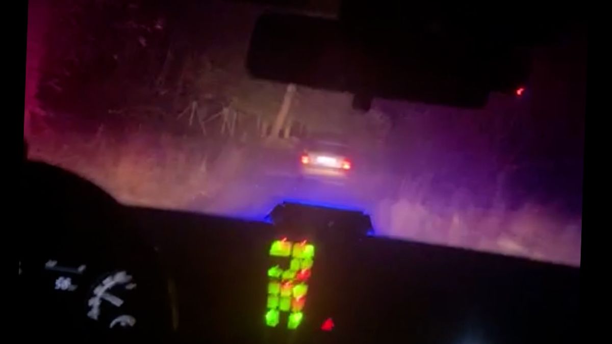 Divoká honička na Chebsku: Zdrogovaný mladík bez řidičáku za jízdy vyskočil z auta